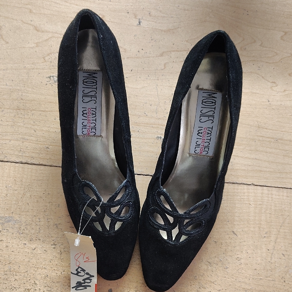 Mootsies Tootsie Supply Co. Black Suede Pointed Toe Decorative Cutout Heels